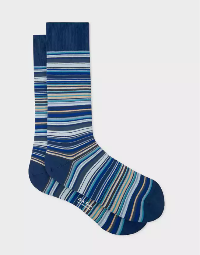 Ces chaussettes Paul Smith bleu ciel sont ornées de le « Signature Stripe ». Elles sont dotées d'un talon et de bouts bleus. Fabriquées en Grande-Bretagne à partir d'un doux mélange de coton.