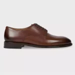 Chaussures Paul Smith présentant un style Derby classique, retravaillé sur une nouvelle forme avec une bordure de talon « Signature Stripe ».