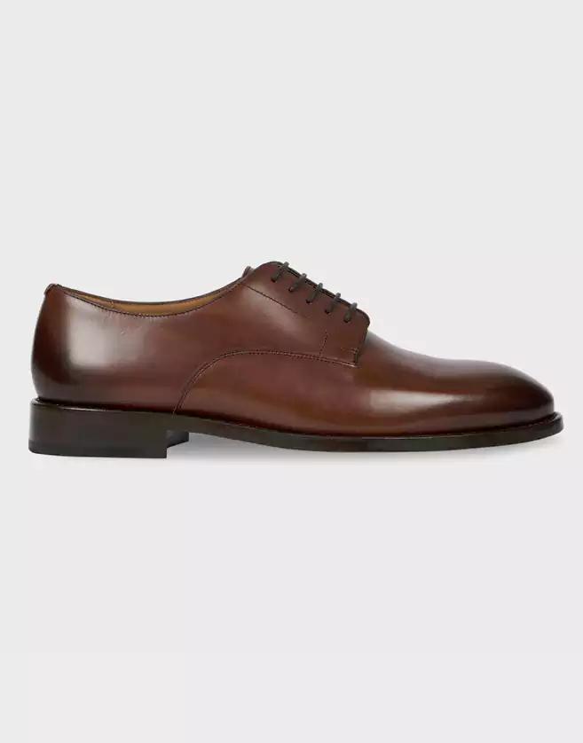 Chaussures Paul Smith présentant un style Derby classique, retravaillé sur une nouvelle forme avec une bordure de talon « Signature Stripe ».