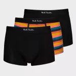 Ce pack de trois boxers Paul Smith comprend deux paires noires unies et une paire « Artist Stripe ».