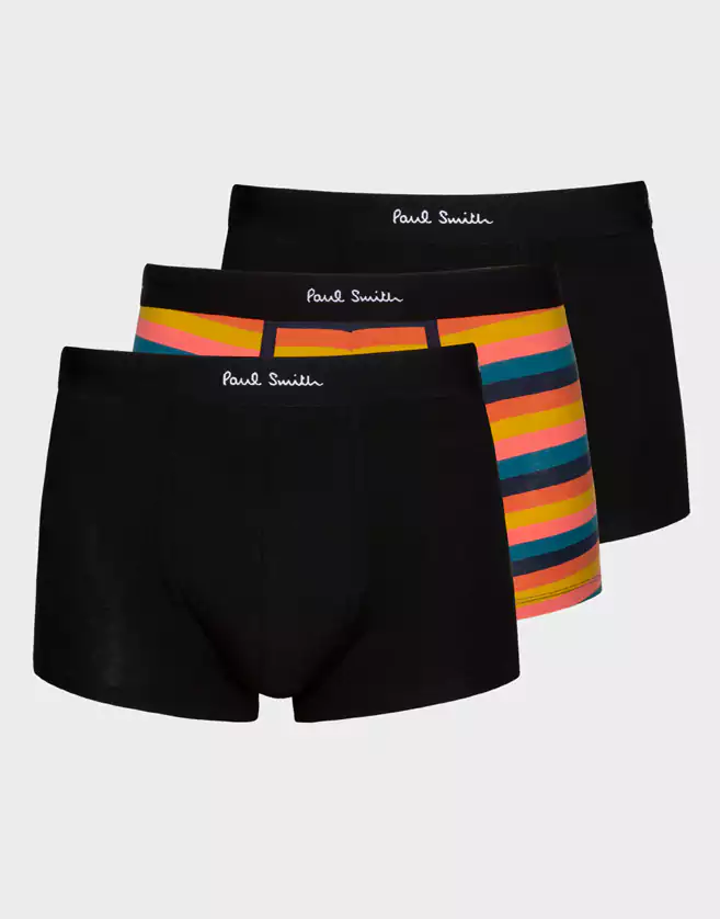 Ce pack de trois boxers Paul Smith comprend deux paires noires unies et une paire « Artist Stripe ».