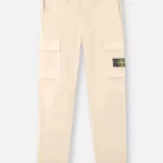 Pantalon cargo en sergé de coton extensible avec poches mains zippées et poche plaquée à bouton pression sur les jambes.