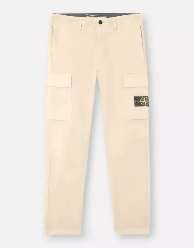 Pantalon cargo en sergé de coton extensible avec poches mains zippées et poche plaquée à bouton pression sur les jambes.